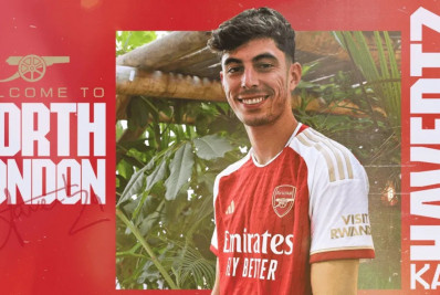 Arsenal oficializa a contratação de atacante do Chelsea