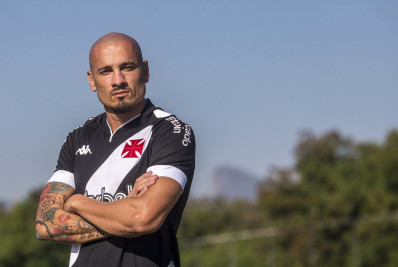 Maicon comemora acerto com o Vasco: 'Muito honrado de vestir essa camisão tão pesada'