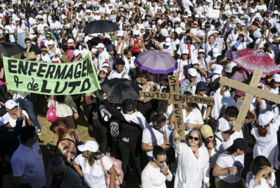 Enfermeiros protestam na Esplanada por pagamento do piso salarial