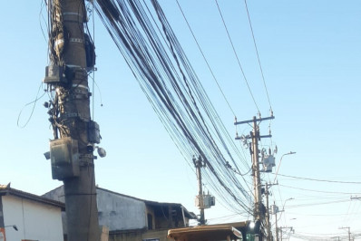 Prefeitura de Búzios solicita a Enel cronograma para retirada dos postes que ficaram na rua após as obras da Avenida José Bento Ribeiro Dantas