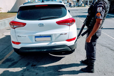 PM prende dois em Barra Mansa com carro roubado e clonado