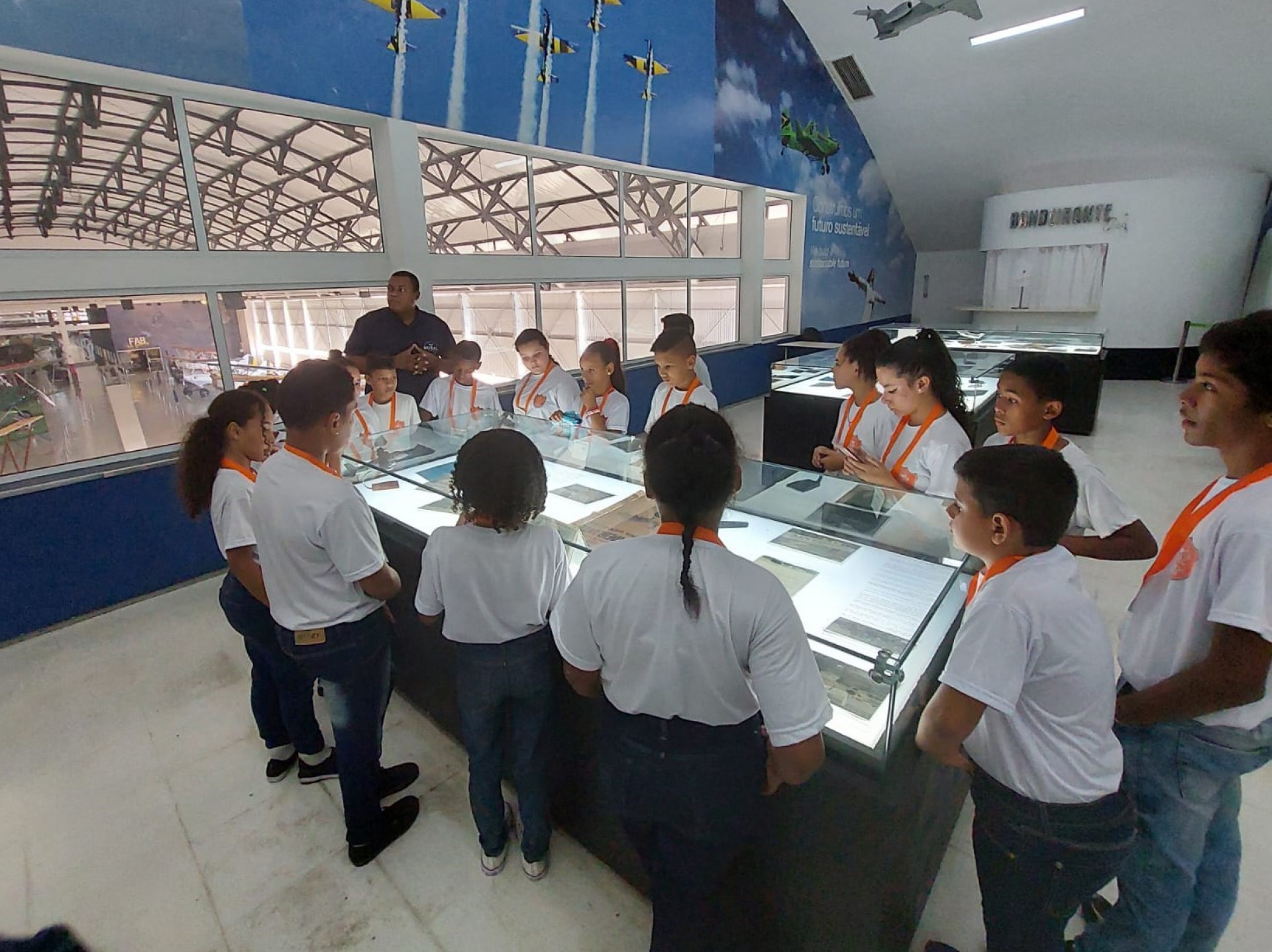 Acompanhados de guias especializados, os Guardas Mirins aprenderam sobre a evolu&ccedil;&atilde;o da avia&ccedil;&atilde;o e da explora&ccedil;&atilde;o espacial - Divulga&ccedil;&atilde;o