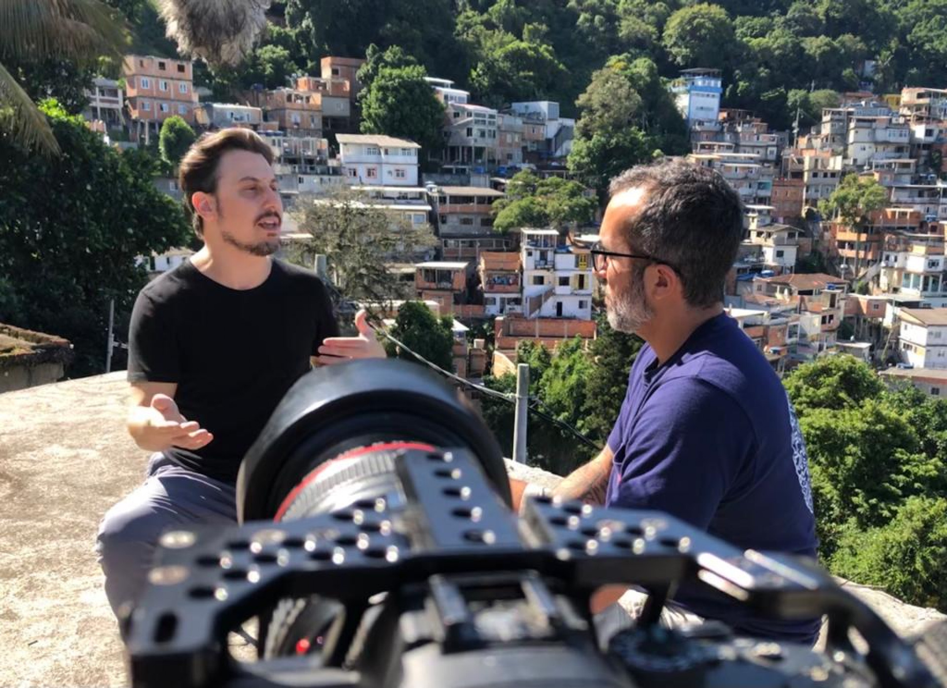 Bruno Quintella (D) entrevista o jornalista Leandro Demori para o documentário - Divulgação