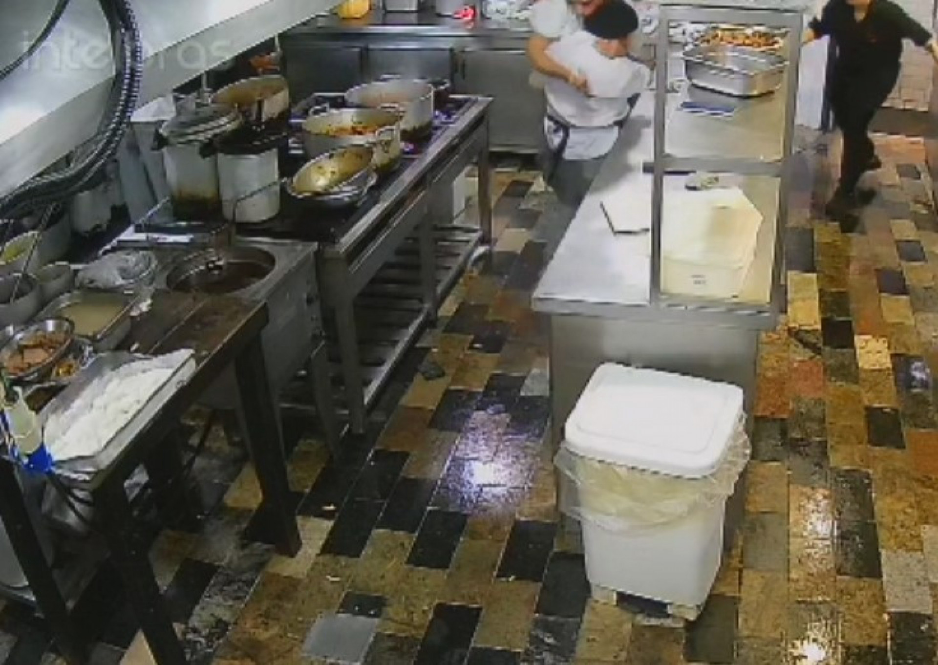 Ataque de surpresa do agressor atingiu as costas da vítima - Divulgação