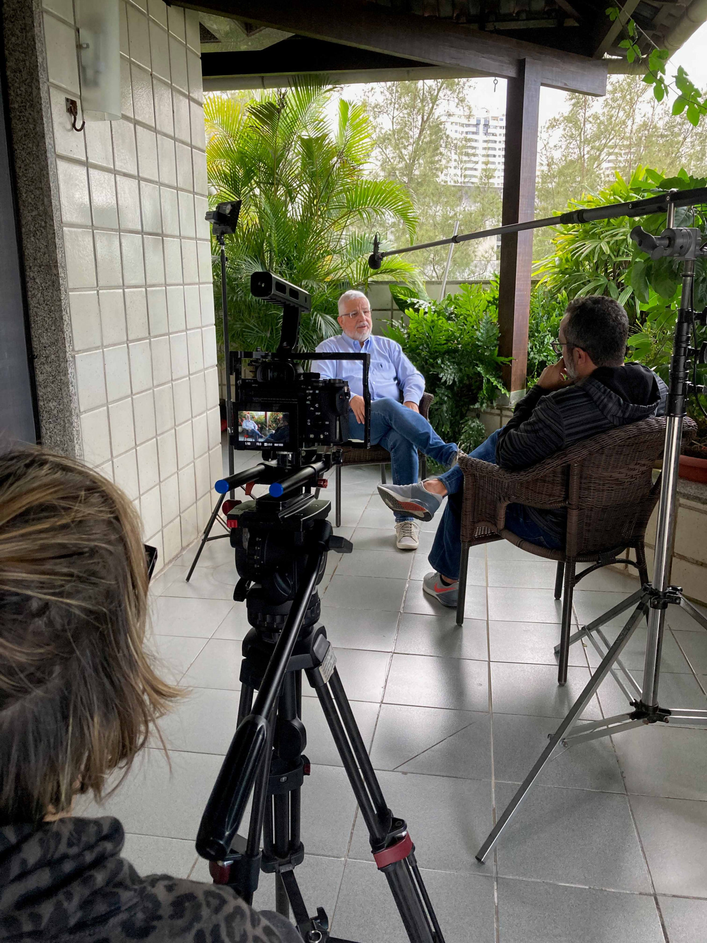 Bruno Quintella entrevista o jornalista Eduardo Faustini no documentário 'Onde Está Tim Lopes?' - Divulgação