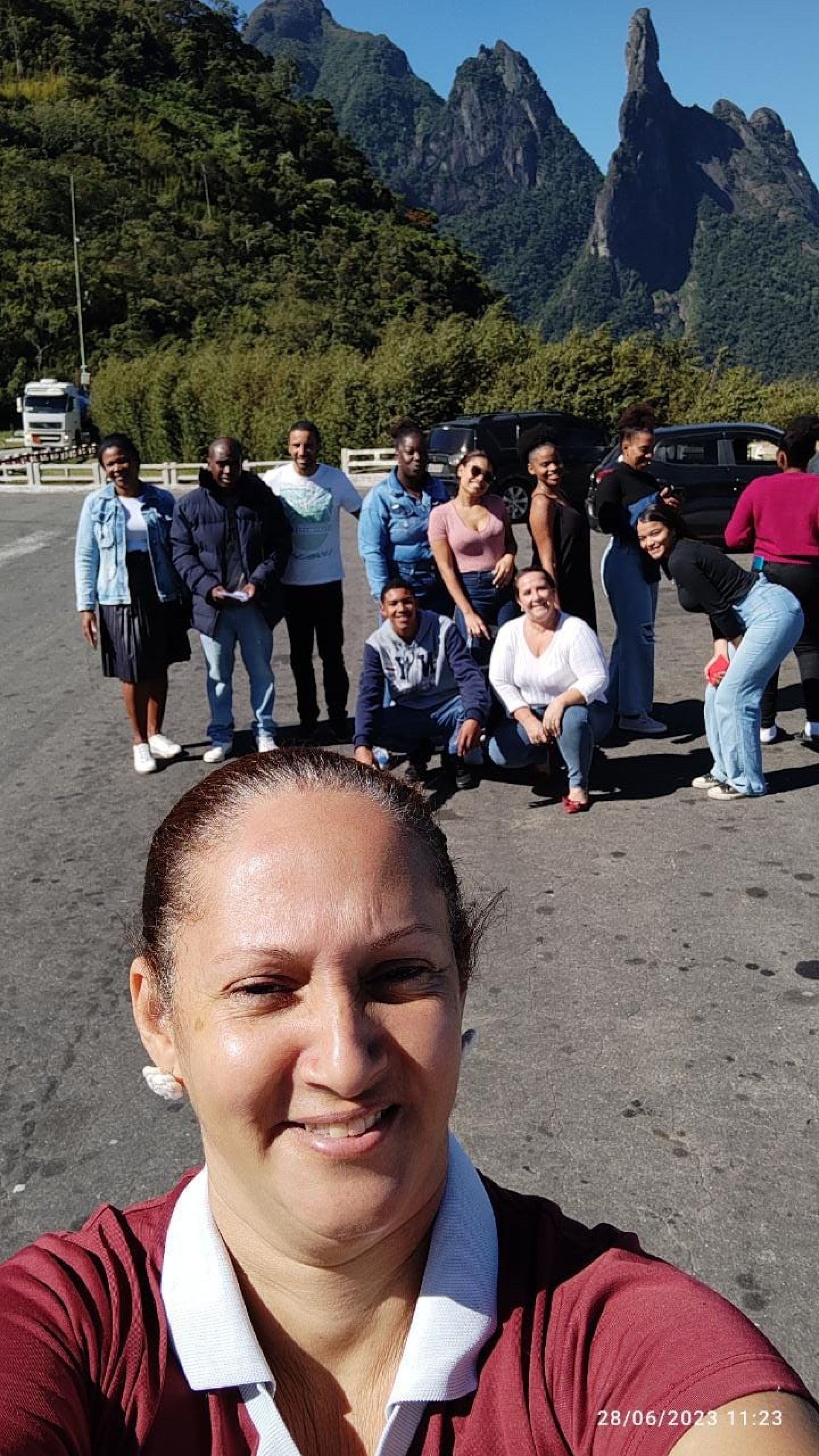 No meio do caminho até o Hemonúcleo, uma pausa para tirar foto com a bela vista do Dedo de Deus, símbolo do montanhismo no Brasil que está localizado em Guapimirim