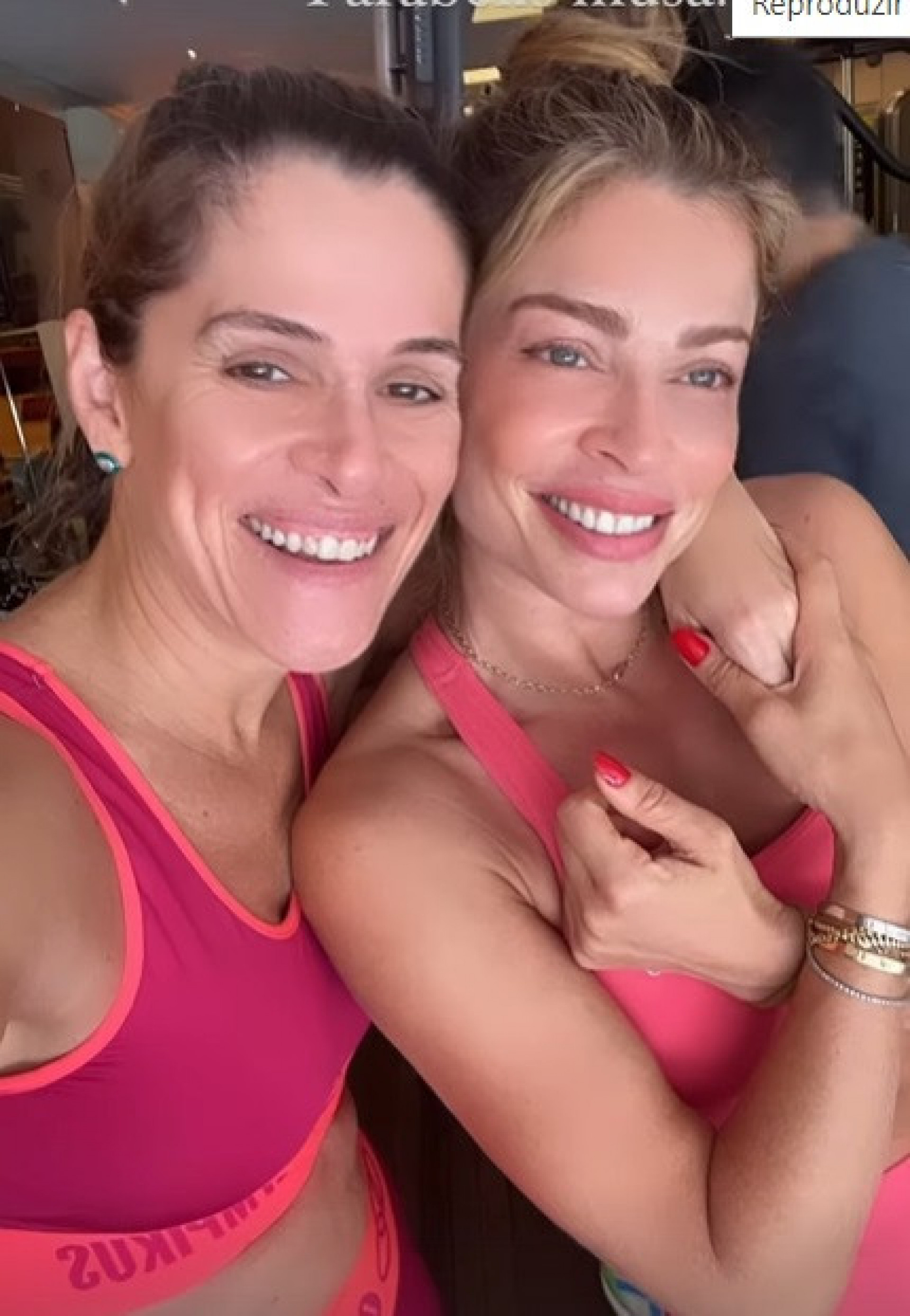 Ingrid Guimarães presenteia Grazi Massafera - Reprodução de vídeo