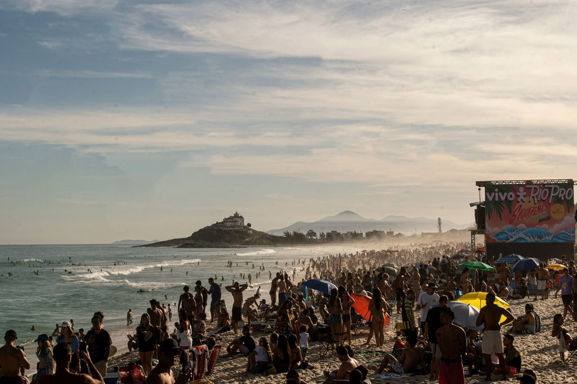 Praia de Itaúna lotada no Vivo Rio Pro em Saquarema mesmo em dia sem competição - WSL/Thiago Ribeiro