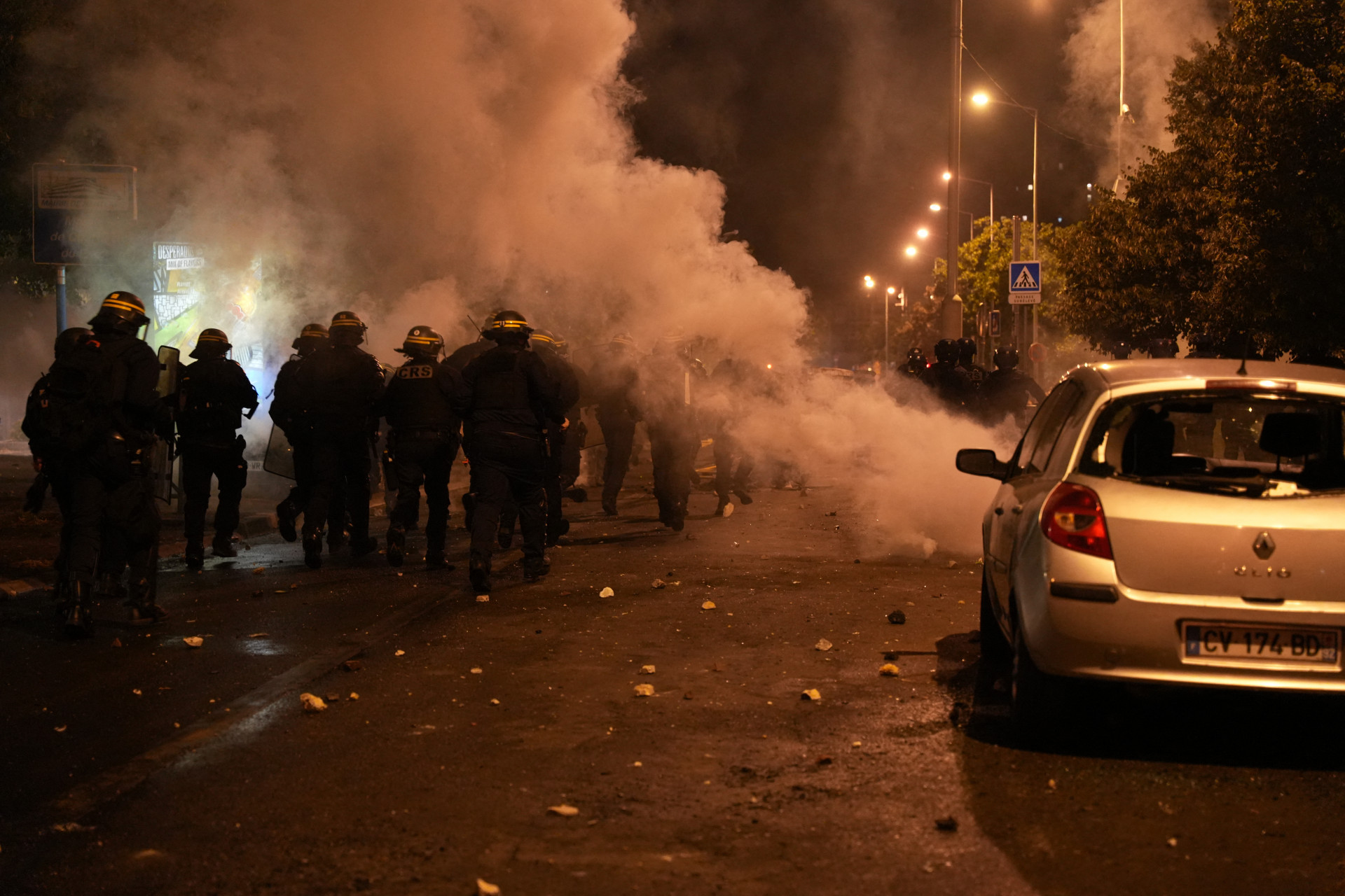 Carros na rua também sofreram depredação com os distúrbios - Zakaria Abdelkafi/AFP
