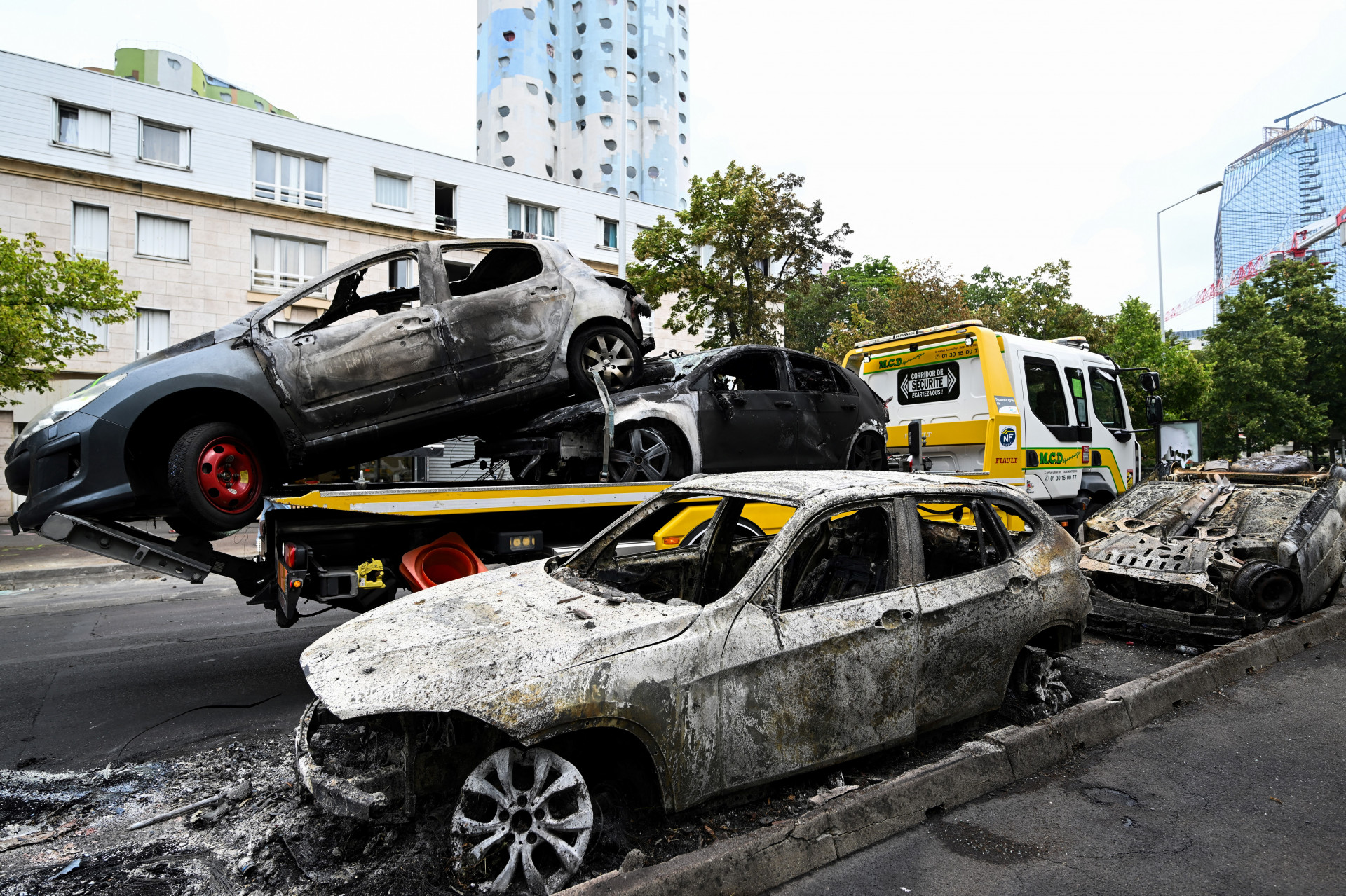 Carros rebocados após serem incendiados - Bertrand Guay/AFP