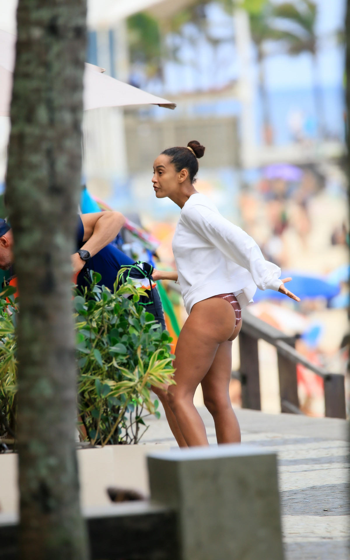 Taís Araújo vai à Praia de Ipanema, na Zona Sul do Rio, nesta quinta-feira