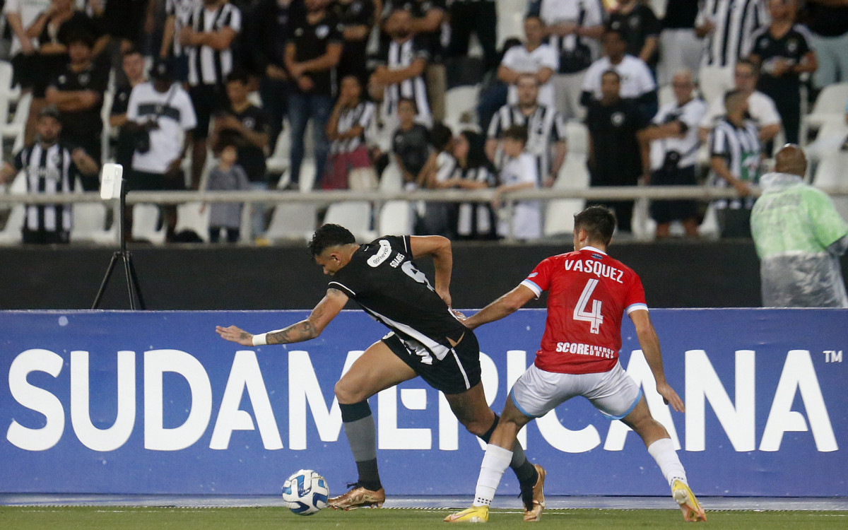 Botafogo e Magallanes mediram for&ccedil;as no Est&aacute;dio Nilton Santos
