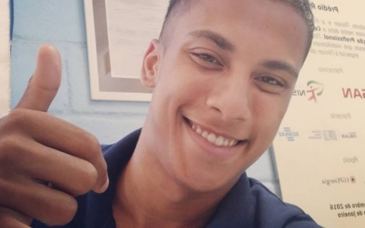 Segundo relatos, Lucas de Oliveira Mattos, de 22 anos, era entregador e estava na garupa de um motot&aacute;xi