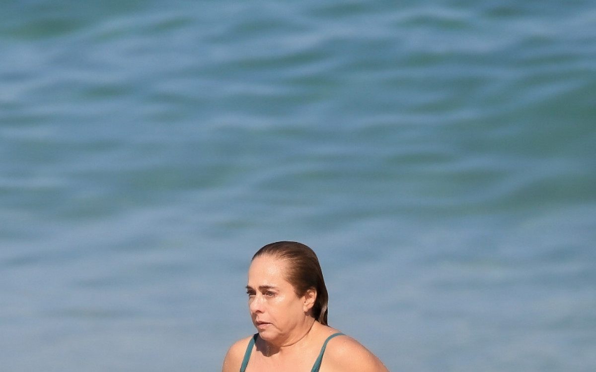 Cissa Guimar&atilde;es na Praia de Ipanema, nesta quarta-feira
