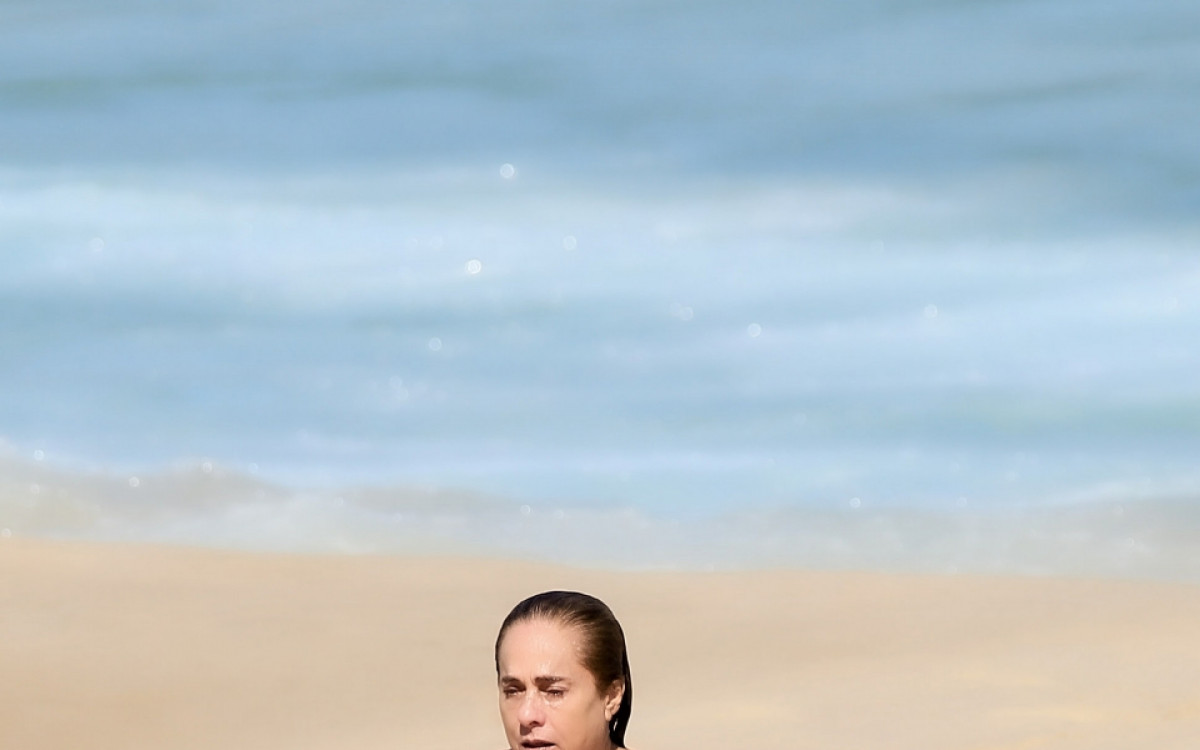 Cissa Guimar&atilde;es na Praia de Ipanema, nesta quarta-feira