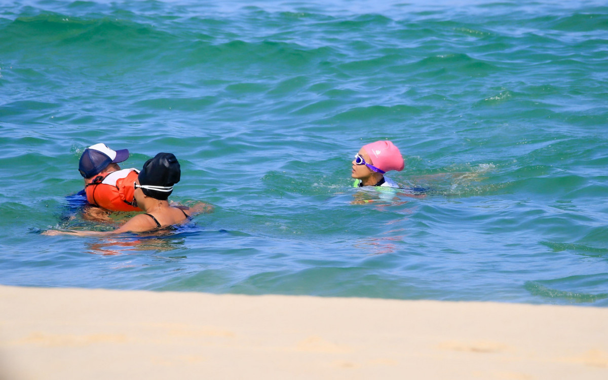 Taís Araújo vai à Praia de Ipanema, na Zona Sul do Rio, nesta quinta-feira