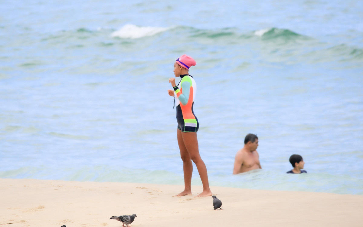 Taís Araújo vai à Praia de Ipanema, na Zona Sul do Rio, nesta quinta-feira
