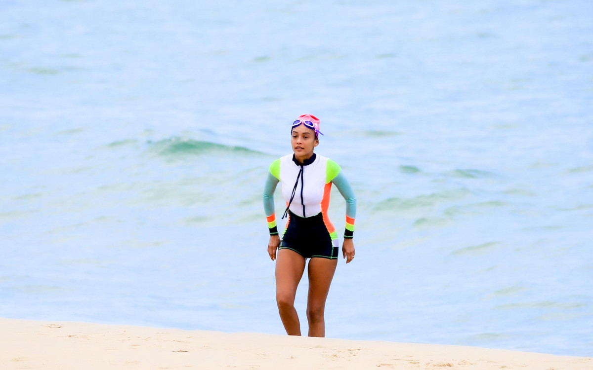 Taís Araújo vai à Praia de Ipanema, na Zona Sul do Rio, nesta quinta-feira