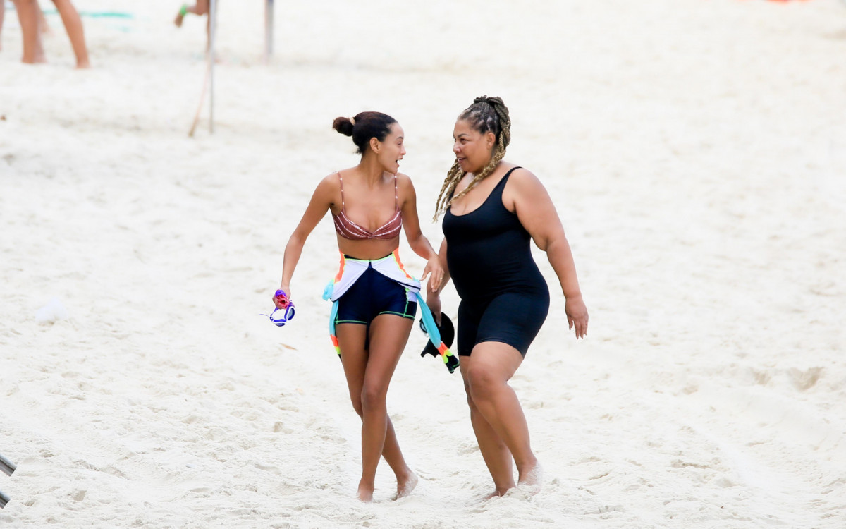 Taís Araújo vai à Praia de Ipanema, na Zona Sul do Rio, nesta quinta-feira