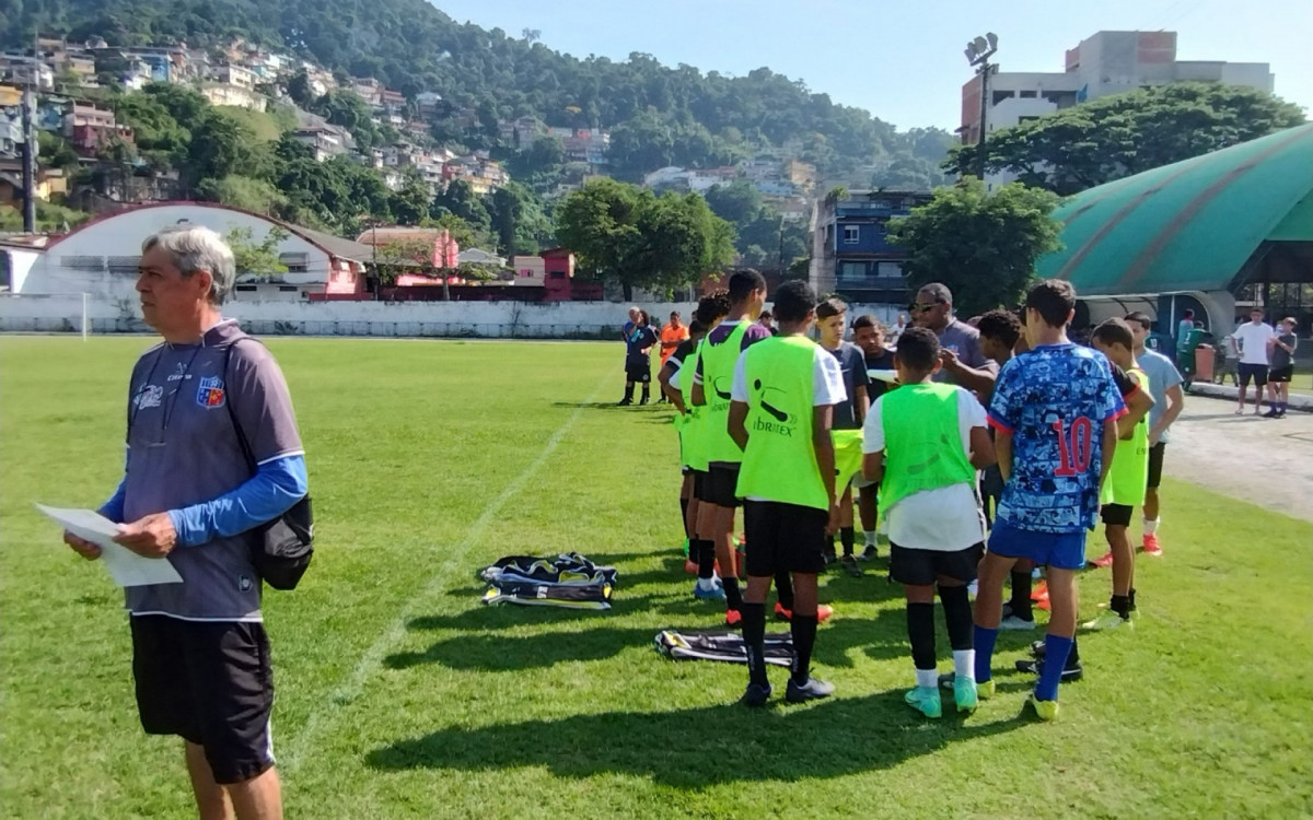 Ernesto de Souza no comando do sub 17 do Angra
