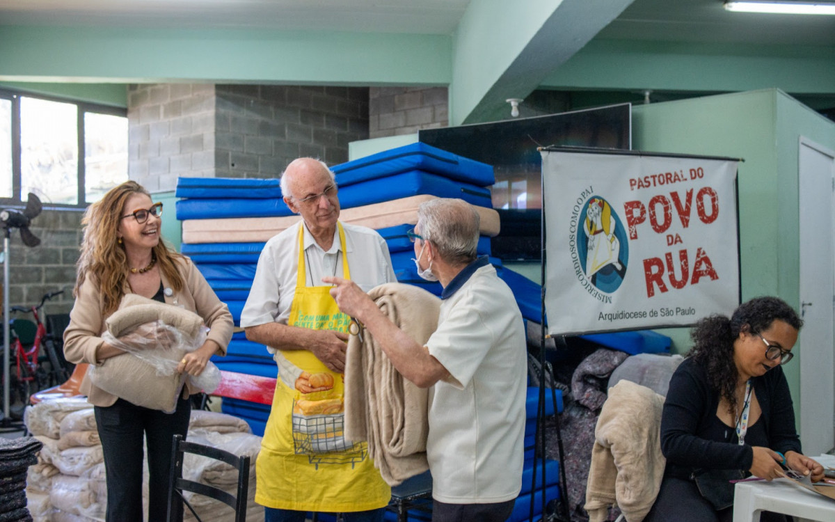 ONG do Padre Júlio Lancellotti recebe 1,5 mil cobertores