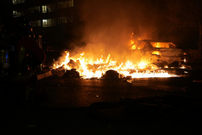 Policial que matou adolescente na França pede perdão a família da vítima