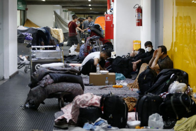 Afegãos voltam a lotar o saguão do Aeroporto de Guarulhos