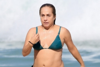 Cissa Guimarães curte inverno carioca na Praia de Ipanema