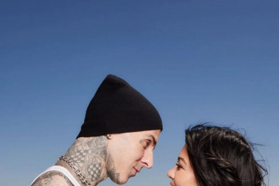 Grávida, Kourtney Kardashian compartilha novo ensaio fotográfico ao lado de Travis Barker