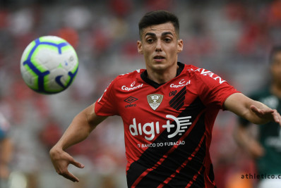 Vasco tem interesse na contratação de meia do Athletico-PR