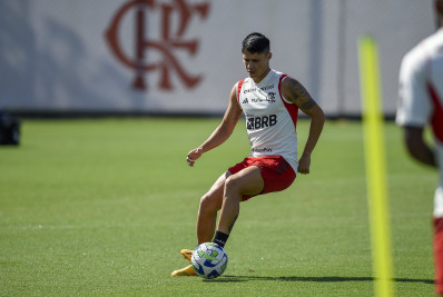Luiz Araújo faz primeiro treino no Flamengo e se surpreende com a estrutura do clube