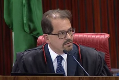 Ministro Floriano Marques vota a favor da inelegibilidade de Bolsonaro