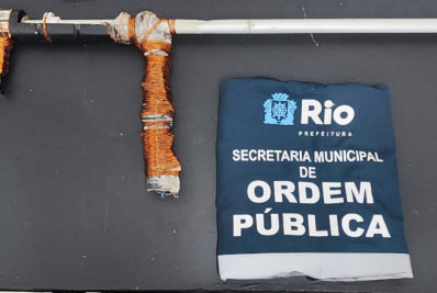 Fiscalização apreende 'réplica de fuzil' feita com restos de guarda-sol e fios