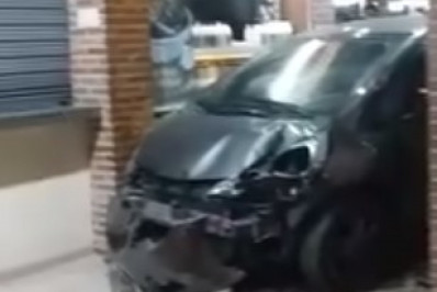 Carro invade Praça da Cidadania em Cabo Frio e colide em quiosque