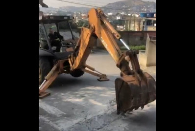 PM retira barricadas do tráfico de drogas no Complexo de Santa Tereza em Belford Roxo