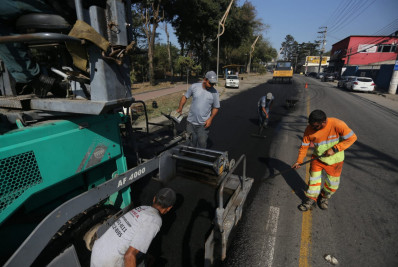 Asfalto e serviços de infraestrutura avançam pela Beira-Rio, em Volta Redonda