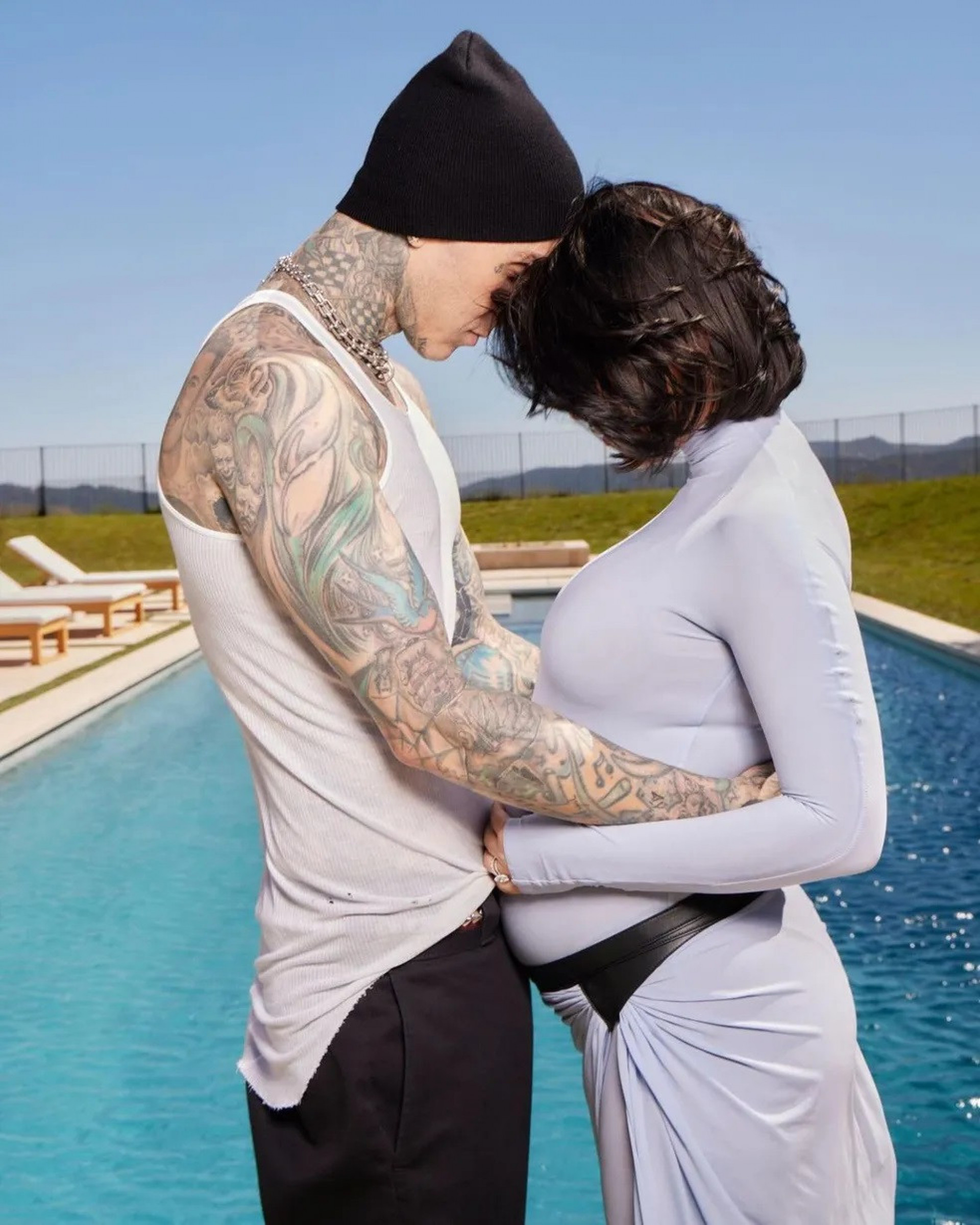 Kourtney Kardashian exibe barriga de gravidez em novo ensaio fotográfico ao lado de Travis Barker - Reprodução / Instagram