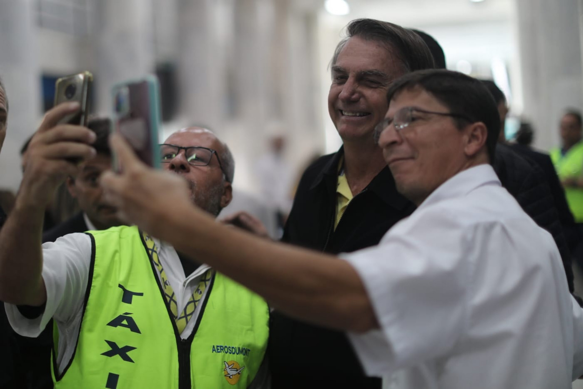 Apoiadores tiraram foto com o ex-presidente no Aeroporto Santos Dumont - Pedro Ivo/Ag&ecirc;ncia O Dia