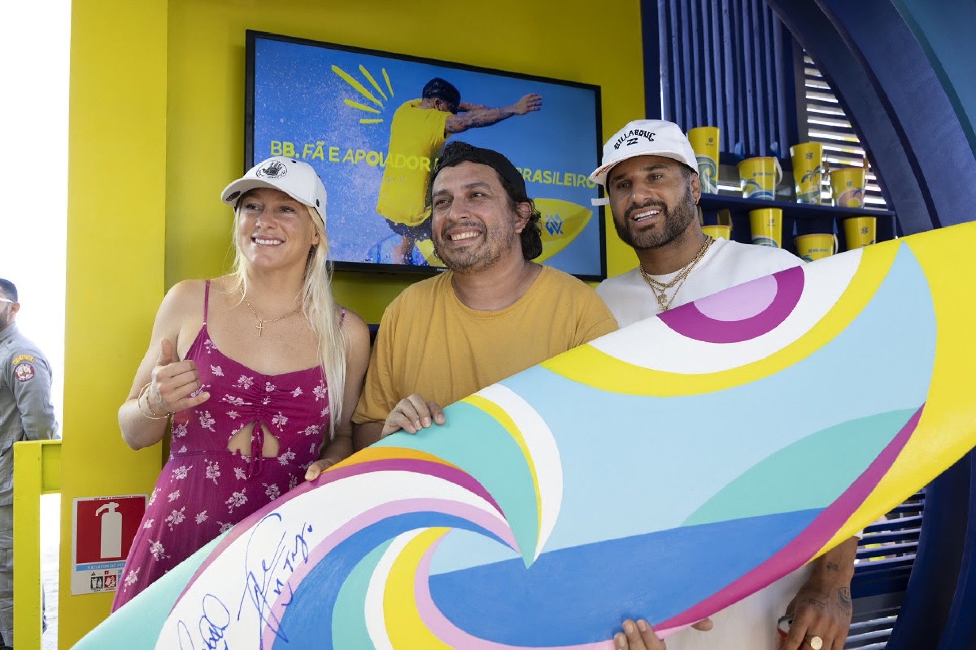O artista Tom Veiga com Tatiana Weston-Webb e Italo Ferreira - WSL/Daniel Smorigo
