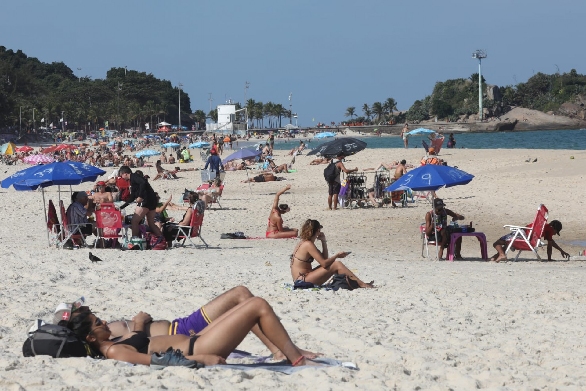 Cariocas aproveitam as últimas horas de sol antes da chegada da chuva na praia de Ipanema, Zona Sul do Rio - Pedro Ivo / Agência O Dia