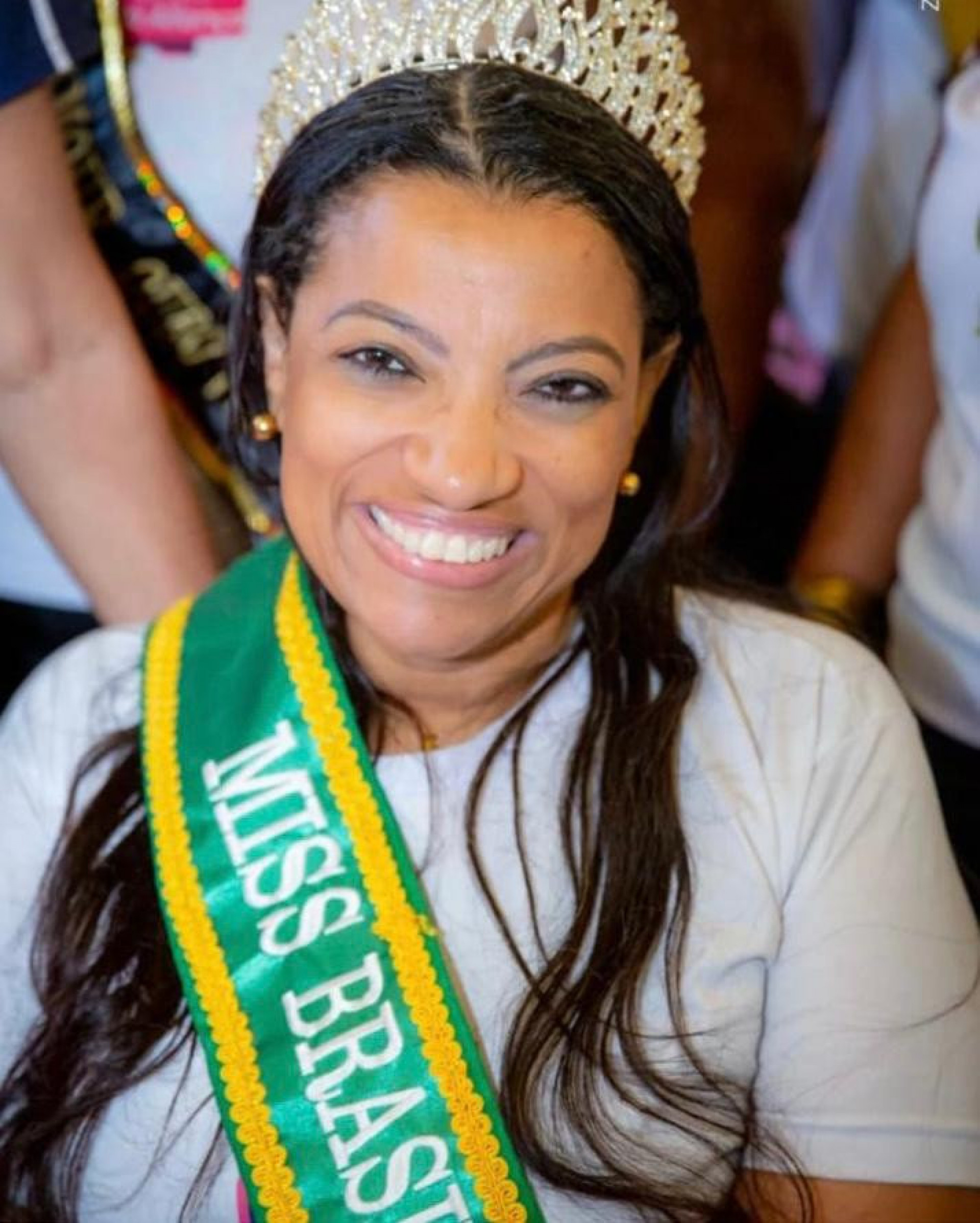  Lu Rufino usando a coroa e a faixa de Miss 