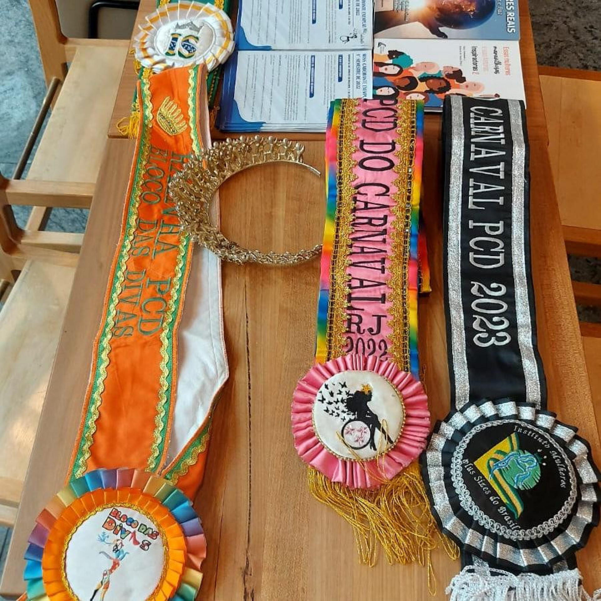 Faixas e coroa da porta-bandeira e Miss Lu Rufino, furtados na Barra da Tijuca, Zona Oeste 