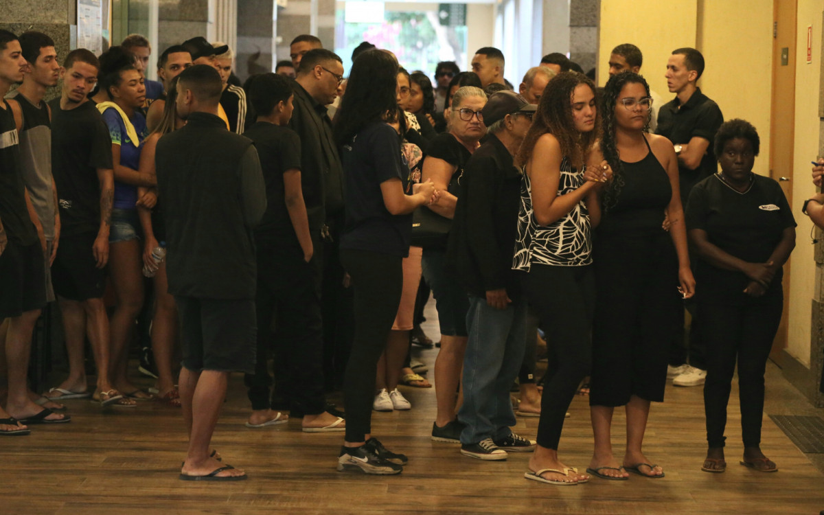 Sepultamento do jovem Lucas de Oliveira Mattos, morto durante abordagem policial em uma comunidade no caju. Na foto, Ricardo Mattos (camisa listrada) pai
e Helenice de oliveira Mattos (blusa cinza) mãe do jovem Lucas.