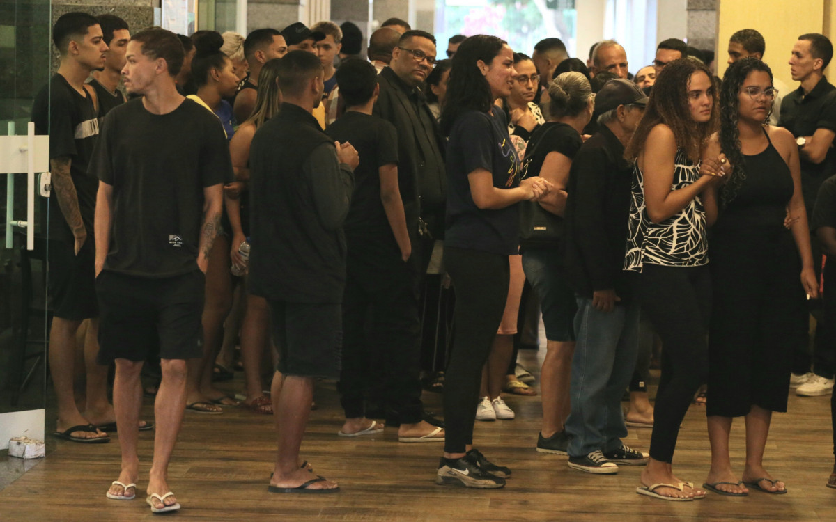 Sepultamento do jovem Lucas de Oliveira Mattos, morto durante abordagem policial em uma comunidade no caju. Na foto, Ricardo Mattos (camisa listrada) pai
e Helenice de oliveira Mattos (blusa cinza) mãe do jovem Lucas.