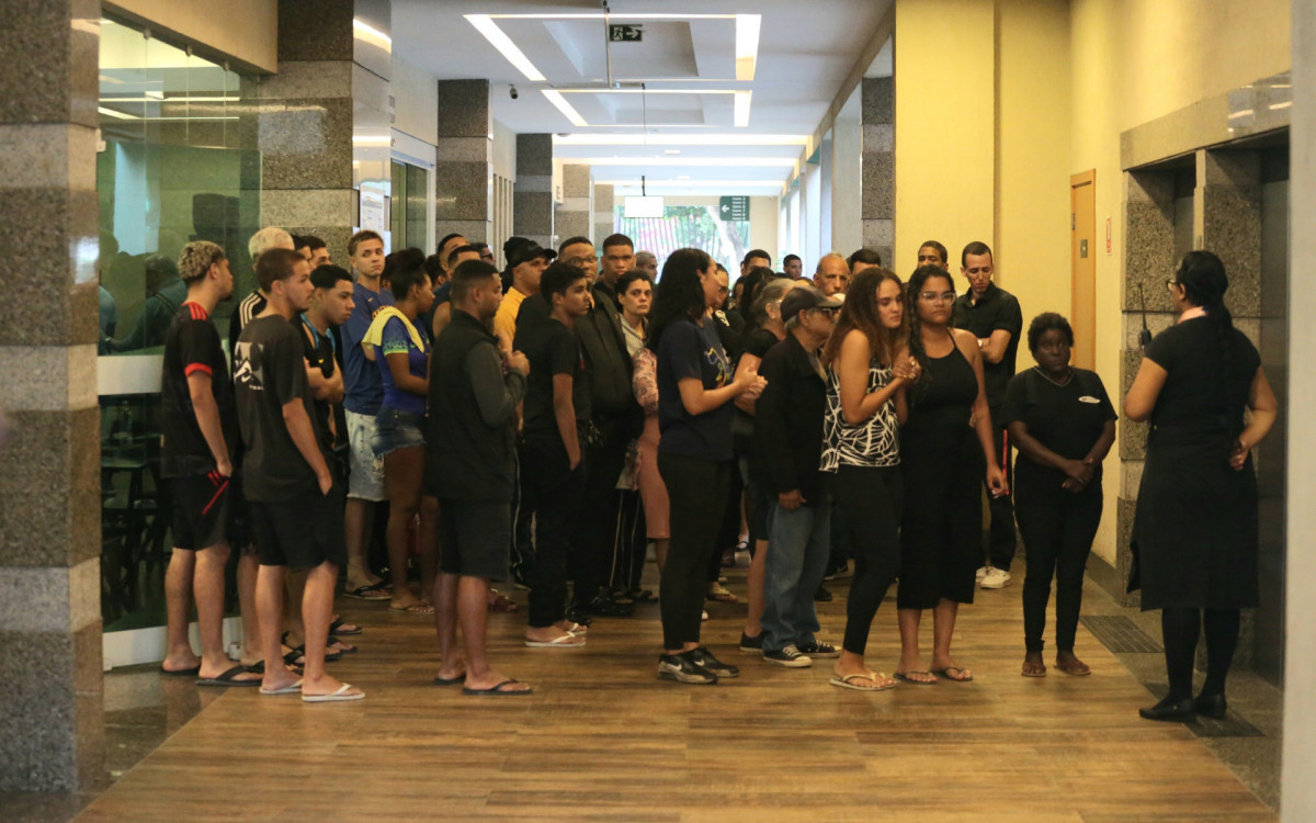 Sepultamento do jovem Lucas de Oliveira Mattos, morto durante abordagem policial em uma comunidade no caju. Na foto, Ricardo Mattos (camisa listrada) pai
e Helenice de oliveira Mattos (blusa cinza) mãe do jovem Lucas.