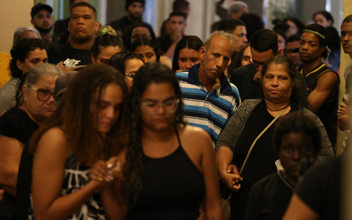 Sepultamento do jovem Lucas de Oliveira Mattos, morto durante abordagem policial em uma comunidade no caju. Na foto, Ricardo Mattos (camisa listrada) pai
e Helenice de oliveira Mattos (blusa cinza) mãe do jovem Lucas.