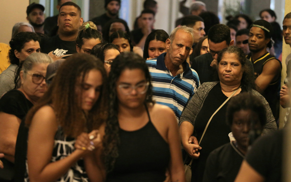 Sepultamento do jovem Lucas de Oliveira Mattos, morto durante abordagem policial em uma comunidade no caju. Na foto, Ricardo Mattos (camisa listrada) pai
e Helenice de oliveira Mattos (blusa cinza) mãe do jovem Lucas.