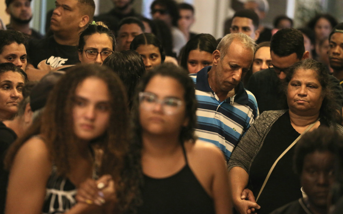 Sepultamento do jovem Lucas de Oliveira Mattos, morto durante abordagem policial em uma comunidade no caju. Na foto, Ricardo Mattos (camisa listrada) pai
e Helenice de oliveira Mattos (blusa cinza) mãe do jovem Lucas.