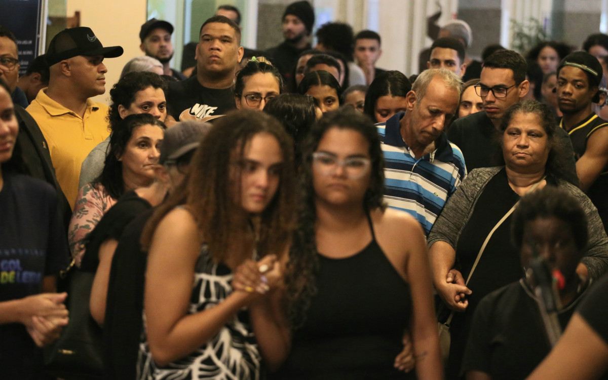 Sepultamento do jovem Lucas de Oliveira Mattos, morto durante abordagem policial em uma comunidade no caju. Na foto, Ricardo Mattos (camisa listrada) pai
e Helenice de oliveira Mattos (blusa cinza) mãe do jovem Lucas.