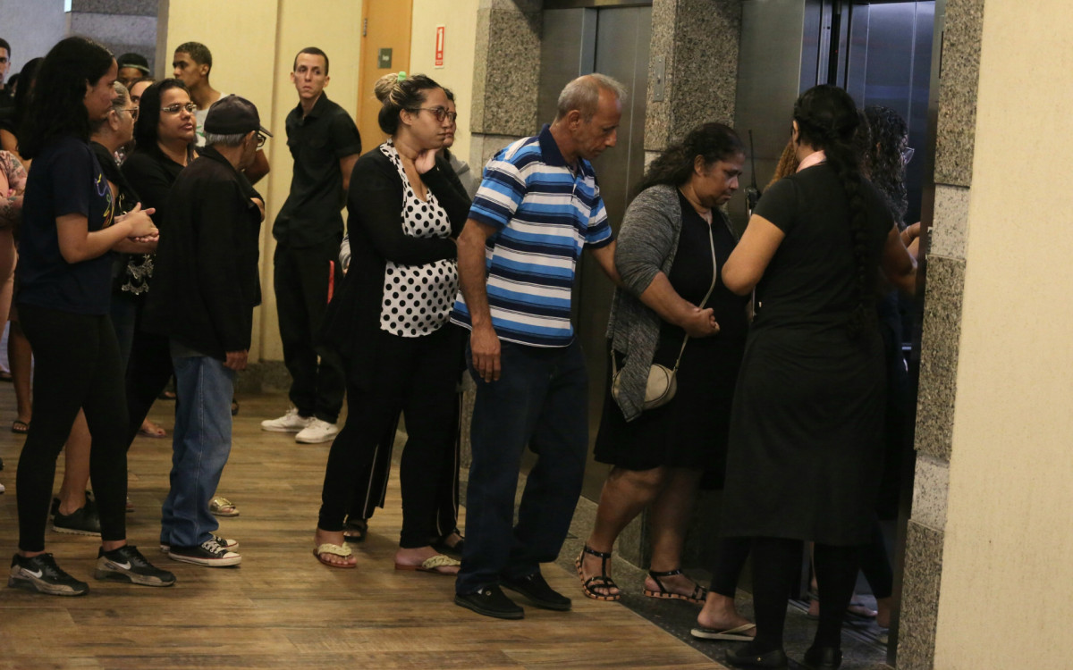 Sepultamento do jovem Lucas de Oliveira Mattos, morto durante abordagem policial em uma comunidade no caju. Na foto, Ricardo Mattos (camisa listrada) pai
e Helenice de oliveira Mattos (blusa cinza) mãe do jovem Lucas.
